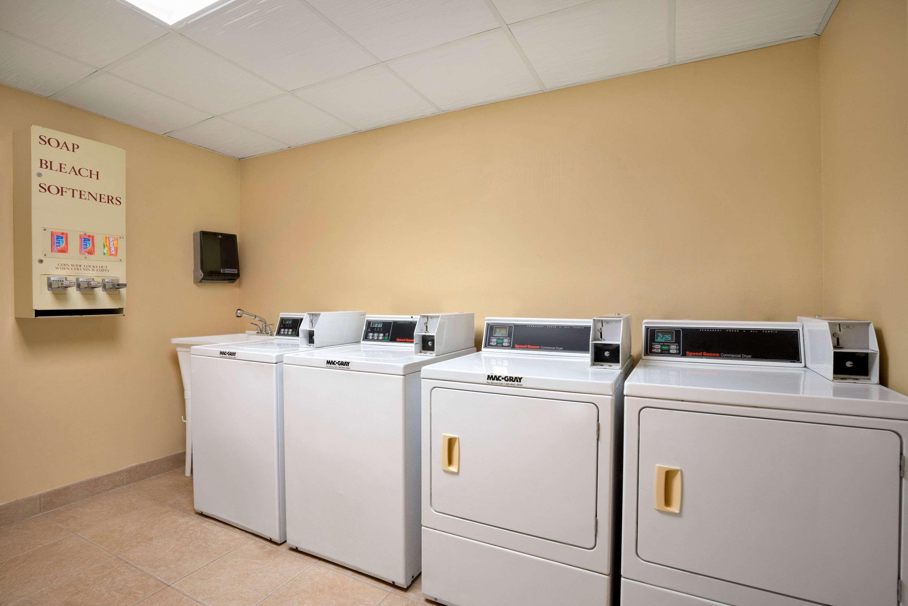 Days Inn By Wyndham Jacksonville Airport Bagian luar foto